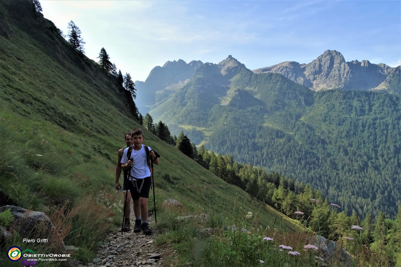 20 Marco e il figlio Paolo salgono insieme ame fino al Lago di Val Sambuzza.JPG